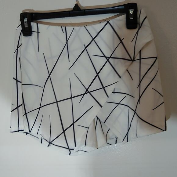 Unbranded white with black lines size small skort. - Picture 1 of 8